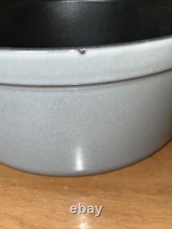 La Cocotte en fonte Staub Dutch Oven ronde de 5,5 litres avec couvercle en graphite gris