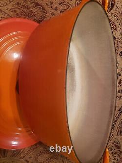 La Cocotte ovale en fonte Le Creuset Signature de 6,75 litres, couleur Flamme
