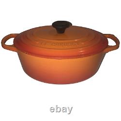 La Cocotte ovale en fonte émaillée Le Creuset Signature, 3,5 litres, Flamme. Prix de détail recommandé : 400 $.