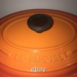 La Cocotte ovale en fonte émaillée Le Creuset Signature, 3,5 litres, Flamme. Prix de détail recommandé : 400 $.