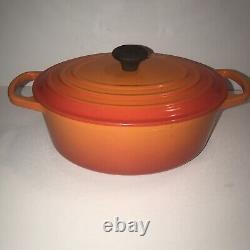 La Cocotte ovale en fonte émaillée Le Creuset Signature, 3,5 litres, Flamme. Prix de détail recommandé : 400 $.