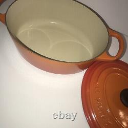 La Cocotte ovale en fonte émaillée Le Creuset Signature, 3,5 litres, Flamme. Prix de détail recommandé : 400 $.