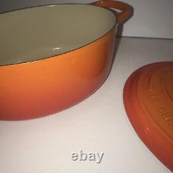 La Cocotte ovale en fonte émaillée Le Creuset Signature, 3,5 litres, Flamme. Prix de détail recommandé : 400 $.