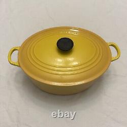 La Cocotte ovale en fonte émaillée Le Creuset n° 31 jaune avec couvercle, fabriquée en France