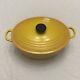 La Cocotte Ovale En Fonte émaillée Le Creuset N° 31 Jaune Avec Couvercle, Fabriquée En France