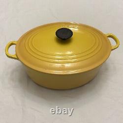 La Cocotte ovale en fonte émaillée Le Creuset n° 31 jaune avec couvercle, fabriquée en France