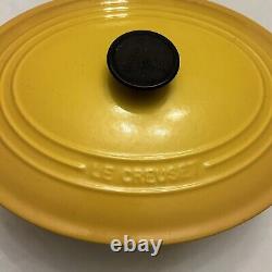 La Cocotte ovale en fonte émaillée Le Creuset n° 31 jaune avec couvercle, fabriquée en France