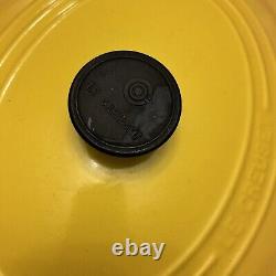La Cocotte ovale en fonte émaillée Le Creuset n° 31 jaune avec couvercle, fabriquée en France