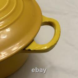 La Cocotte ovale en fonte émaillée Le Creuset n° 31 jaune avec couvercle, fabriquée en France