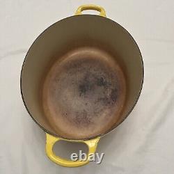 La Cocotte ovale en fonte émaillée Le Creuset n° 31 jaune avec couvercle, fabriquée en France