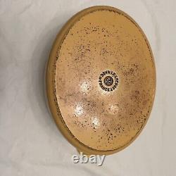 La Cocotte ovale en fonte émaillée Le Creuset n° 31 jaune avec couvercle, fabriquée en France