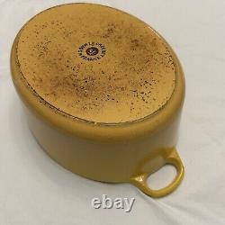 La Cocotte ovale en fonte émaillée Le Creuset n° 31 jaune avec couvercle, fabriquée en France