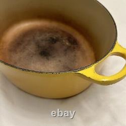 La Cocotte ovale en fonte émaillée Le Creuset n° 31 jaune avec couvercle, fabriquée en France