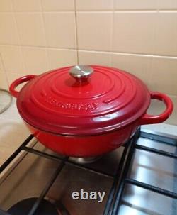 La cocotte en fonte Le Creuset/le four hollandais spécial/la casserole rouge avec couvercle