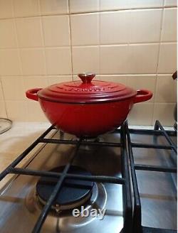 La cocotte en fonte Le Creuset/le four hollandais spécial/la casserole rouge avec couvercle