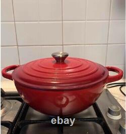 La cocotte en fonte Le Creuset/le four hollandais spécial/la casserole rouge avec couvercle