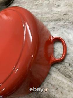 La cocotte en fonte ronde émaillée rouge Le Creuset de 9 litres avec couvercle en excellent état