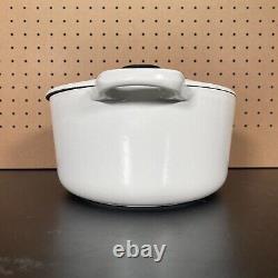 La cocotte ovale Le Creuset en fonte émaillée #29 de 5 litres, blanche avec couvercle.