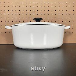La cocotte ovale Le Creuset en fonte émaillée #29 de 5 litres, blanche avec couvercle.