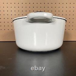 La cocotte ovale Le Creuset en fonte émaillée #29 de 5 litres, blanche avec couvercle.