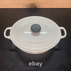 La cocotte ovale Le Creuset en fonte émaillée #29 de 5 litres, blanche avec couvercle.