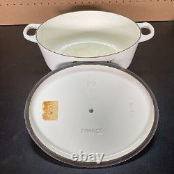 La cocotte ovale Le Creuset en fonte émaillée #29 de 5 litres, blanche avec couvercle.