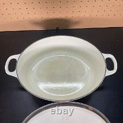 La cocotte ovale Le Creuset en fonte émaillée #29 de 5 litres, blanche avec couvercle.