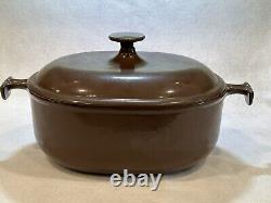 La cocotte ovale brune Le Creuset Enzo Mari des années 1970.