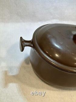 La cocotte ovale brune Le Creuset Enzo Mari des années 1970.