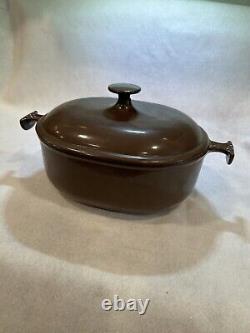 La cocotte ovale brune Le Creuset Enzo Mari des années 1970.