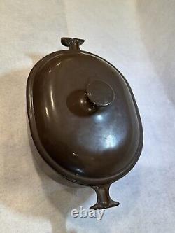 La cocotte ovale brune Le Creuset Enzo Mari des années 1970.