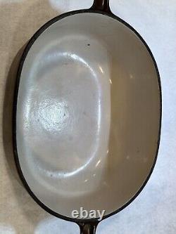 La cocotte ovale brune Le Creuset Enzo Mari des années 1970.