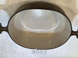La cocotte ovale brune Le Creuset Enzo Mari des années 1970.