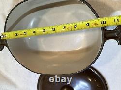 La cocotte ovale brune Le Creuset Enzo Mari des années 1970.