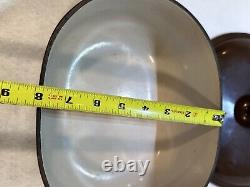 La cocotte ovale brune Le Creuset Enzo Mari des années 1970.