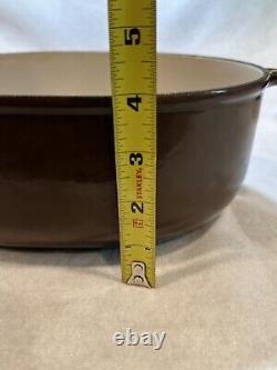 La cocotte ovale brune Le Creuset Enzo Mari des années 1970.