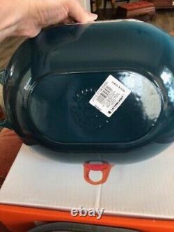 La cocotte ovale en fonte Le Creuset de 3,75 litres, couleur bleu profond #31