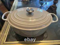 La cocotte ovale en fonte Le Creuset de 9,5 litres en MERINGUE, toute neuve et jamais utilisée.
