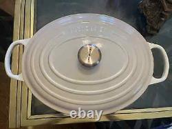 La cocotte ovale en fonte Le Creuset de 9,5 litres en MERINGUE, toute neuve et jamais utilisée.