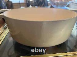La cocotte ovale en fonte Le Creuset de 9,5 litres en MERINGUE, toute neuve et jamais utilisée.