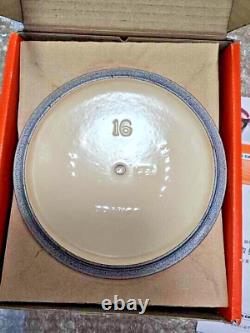 La cocotte ronde Le Creuset Dutch Oven 16cm 6 1/3in 1.5qt en fonte orange, fabriquée au Japon.
