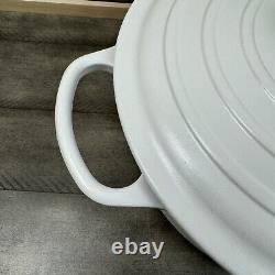La cocotte ronde en fonte émaillée Le Creuset Signature 7 1/4 Qt. Blanc mat