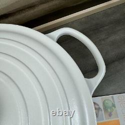 La cocotte ronde en fonte émaillée Le Creuset Signature 7 1/4 Qt. Blanc mat