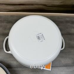 La cocotte ronde en fonte émaillée Le Creuset Signature 7 1/4 Qt. Blanc mat