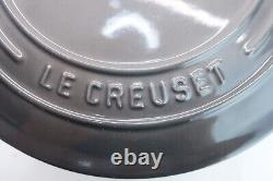 La cocotte ronde peu profonde Le Creuset, couleur huître, en fonte émaillée, 2 3/4 litres.
