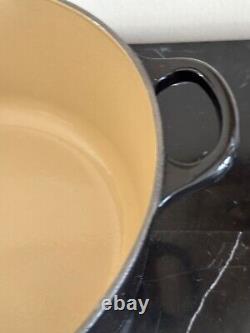 Le Creuset #26 Cocotte en Fonte Émaillée 5,5 qt Noire sans Couvercle