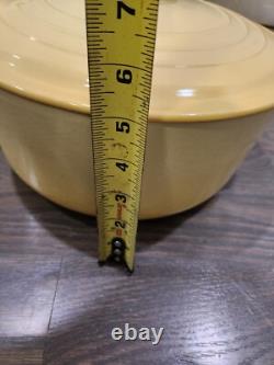 Le Creuset #28 Cocotte en fonte de 7,25 qts. JAUNE Ronde avec couvercle JH1