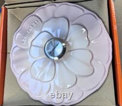 Le Creuset Braiser en fonte émaillée en forme de pétale, 2 1/4-Qt, neuf dans sa boîte, rose coquille