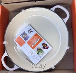 Le Creuset Braiser en fonte émaillée en forme de pétale, 2 1/4-Qt, neuf dans sa boîte, rose coquille