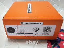 Le Creuset Cocotte Fleur Violet Fig avec bouton doré, émail noir mat, 2,1 qt